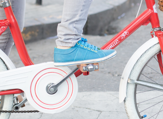 Un pied sur une pédale de vélo