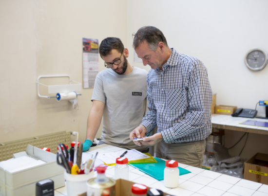 Employés de Keck Chimie discutant